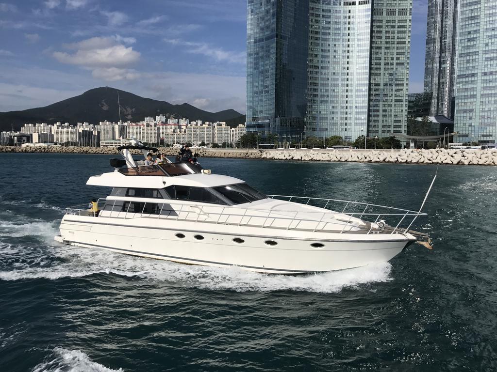 Sea And Yacht Hotell Busan Exteriör bild